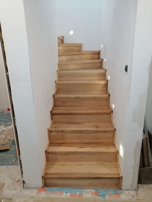 Schody drewniane policzkowe i na beton remont balustrada stal