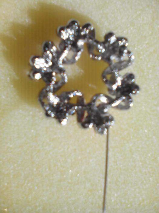 Alfinete c/ pedras de várias cores