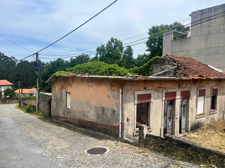 3 moradias em ruina inseridas num terreno de cerca de 500m2 com poço