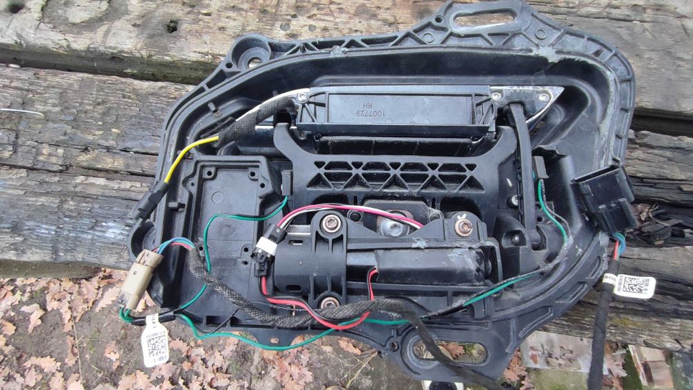 Tesla Mobil S полка нижня багажніка Єлектро цилиндр Сідушки Перехідник