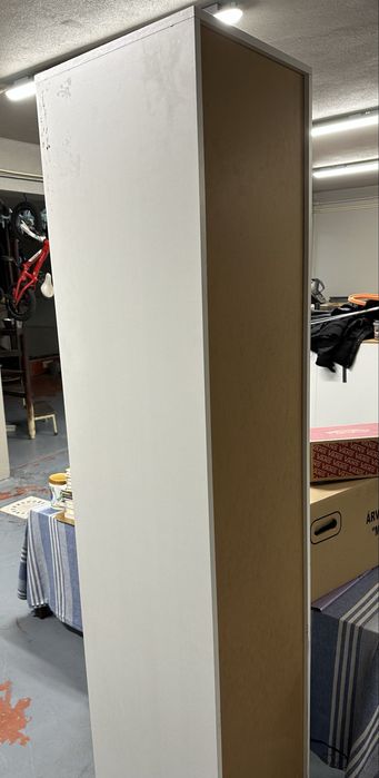 Armario branco com prateleiras