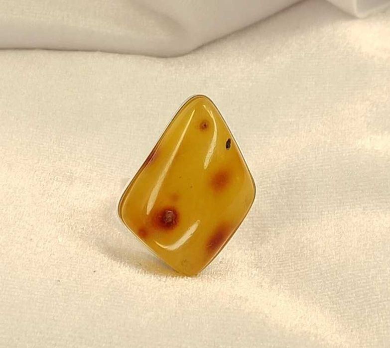 Srebrny pierścionek z bursztynem