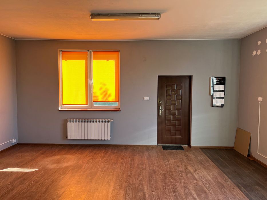 Budynek produkcyjno-magazynowy. Część magazynowa ma 60m2. Do wynajęcia jest części biurowa i socjalna o powierzchni 54m2.