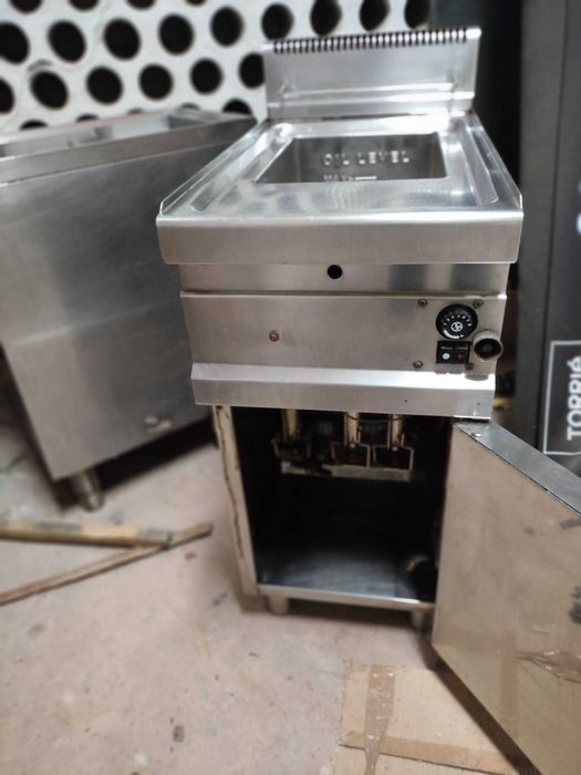 duas fritadeiras a gás industriais