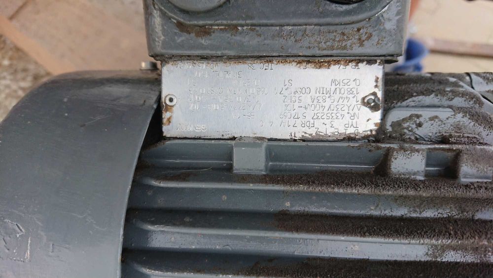 Motoreduktor, silnik elektryczny