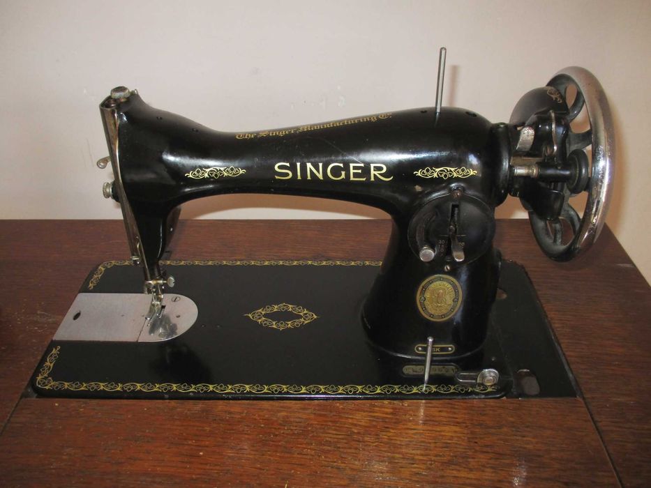 Máquina de Costura Singer 15K Com Móvel de Pedal com Acessórios