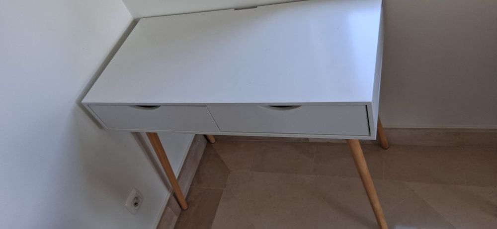 Conjunto de mesa com duas gavetas e cadeira