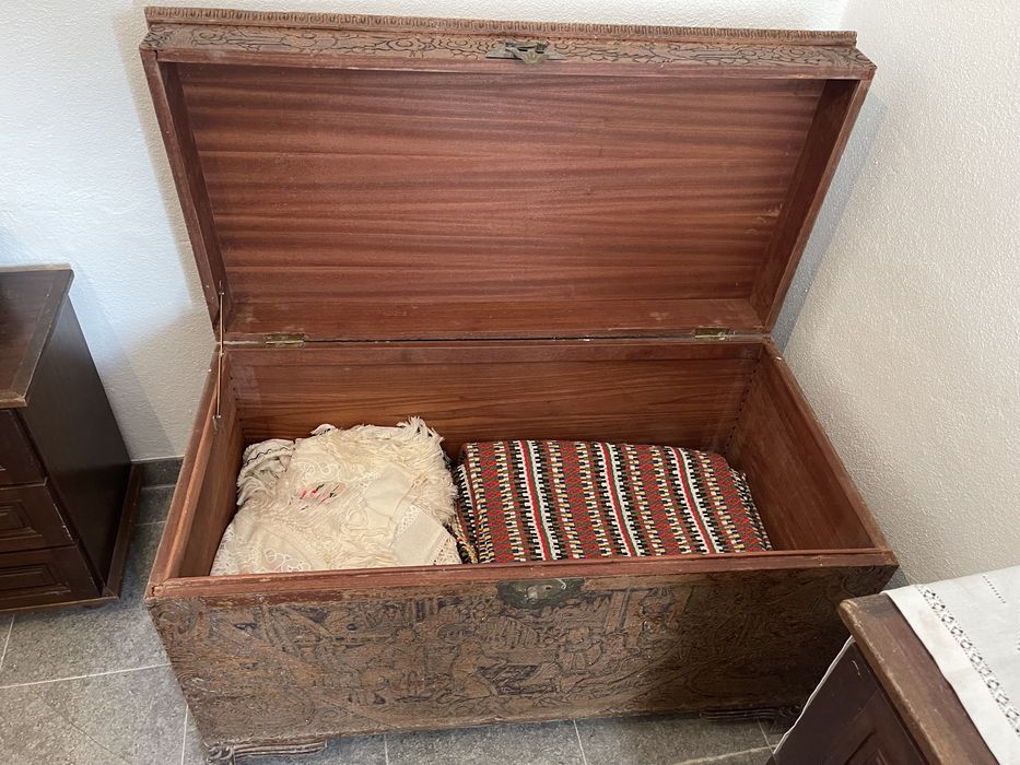 Arca em madeira trabalhada