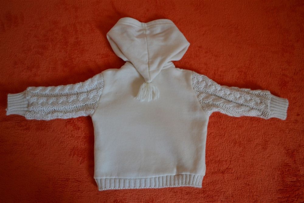 Sweter z kapturem i wełnianymi rękawami dla dziewczynki rozm.68cm