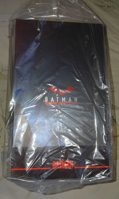 Hot Toys 1/6 Scale Movie Masterpiece The Batman with Bat-Signal (MMS641) MISB