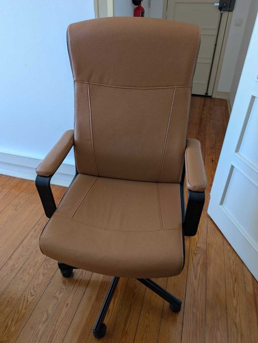 Cadeira giratória MILLBERGET catanho dourado