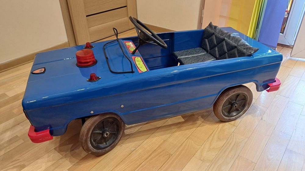 Продається педальна дитяча машина.