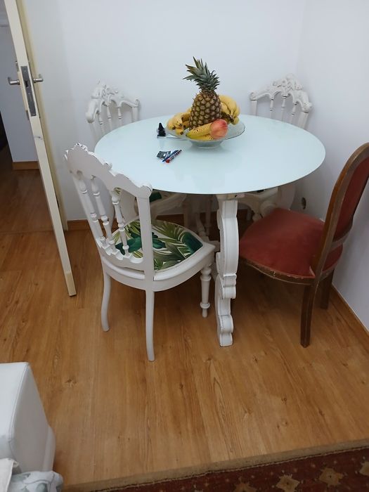 Uma mesa com 3 cadeiras