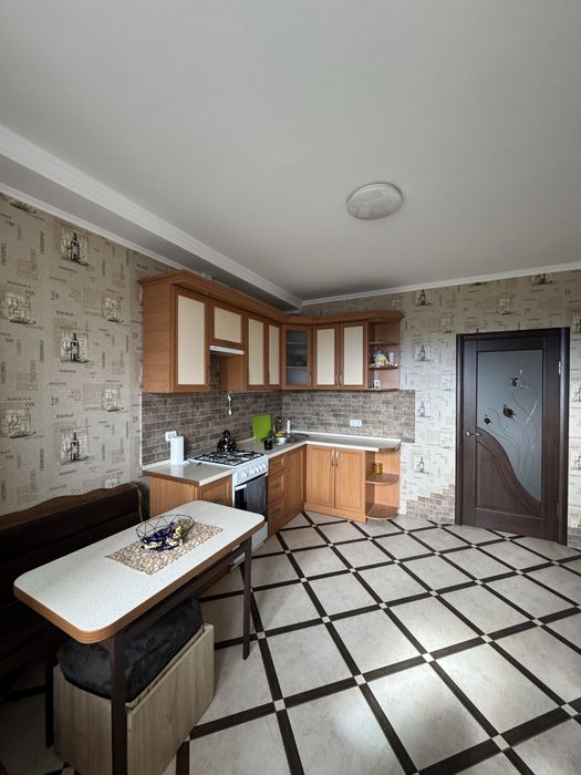 Здається 1 кімнатна в новобудові р-н Корбутвка.На короткий термін.