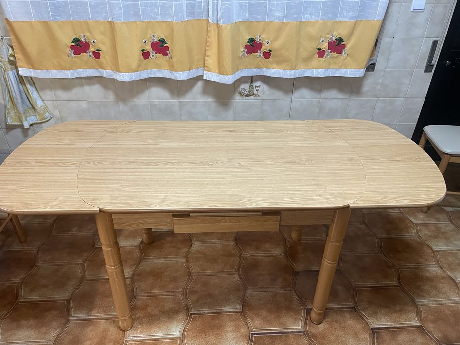 Mesa de madeira maciça64575348944897122