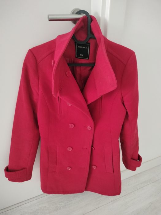 casaco comprido vermelho