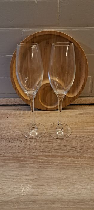 Бокалы для вина.