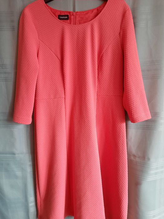 Sukienka Nowa  łososiowa niemieckiej firma TAJFUN,rozmiar XL.