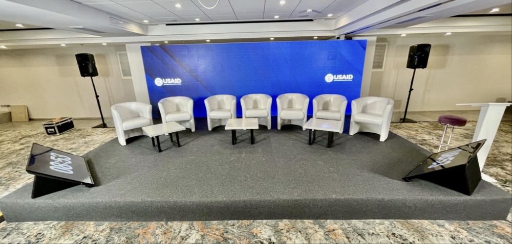 Оренда банера,банерна конструкція,оренда подіуму,сцена з банером,ферми