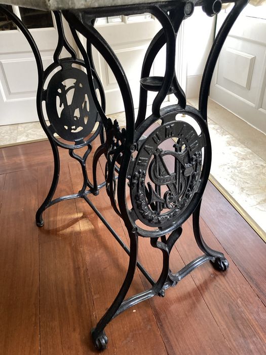 Mesa máquina costura- tampo mármore e estrutura em ferro