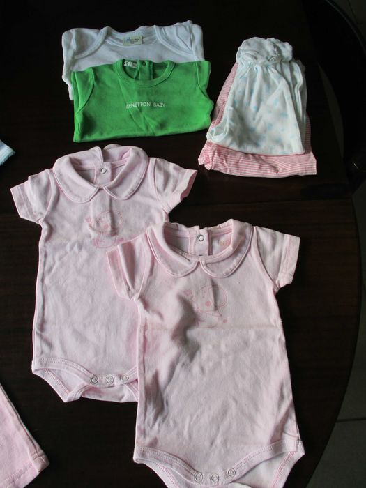 Lote 13 peças de roupa p/ bébé 3 a 12 meses, Bodies, Babygrows, camisolas da Pré-Natal, Benetton Baby etc. ótimo estado