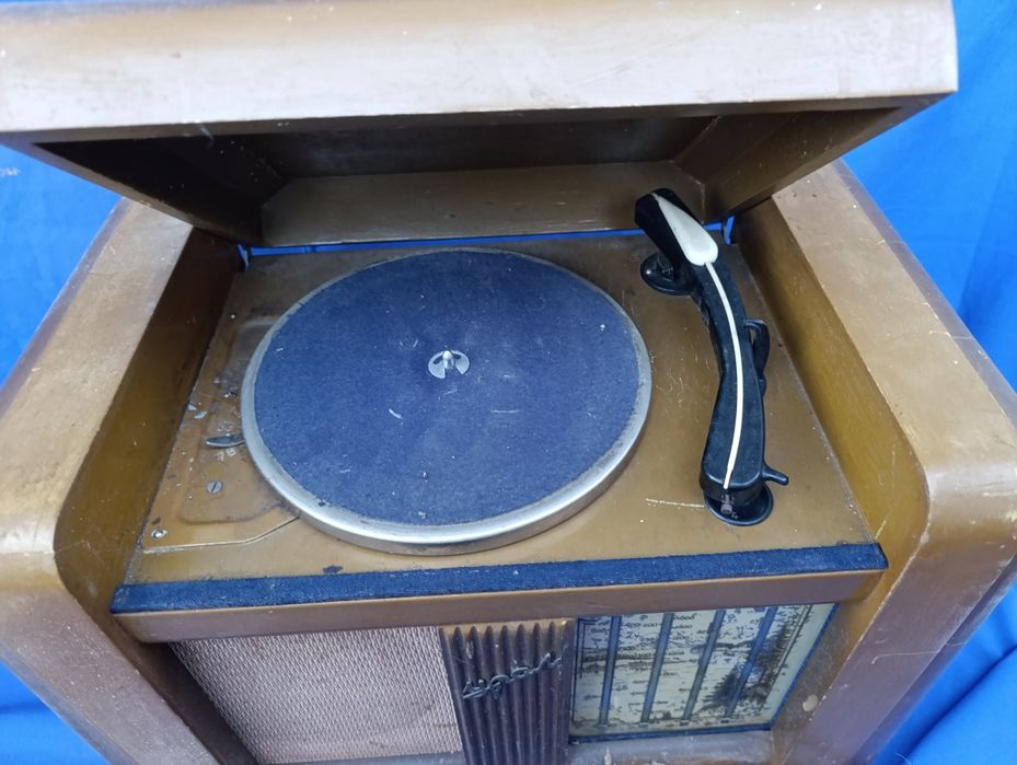 Советская радиола проигрователя радиоприёмник Урал-53 СССР ретро