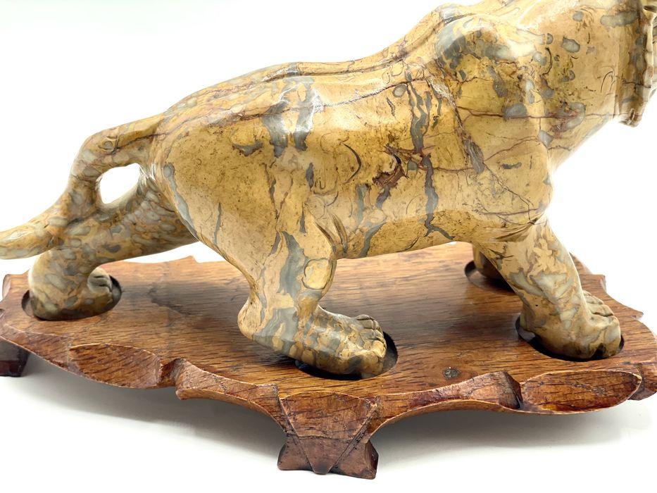 Tigre oriental em pedra jaspe brecha amarelo