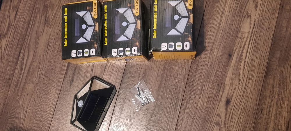 Lampki solar na sciane domu, altanki