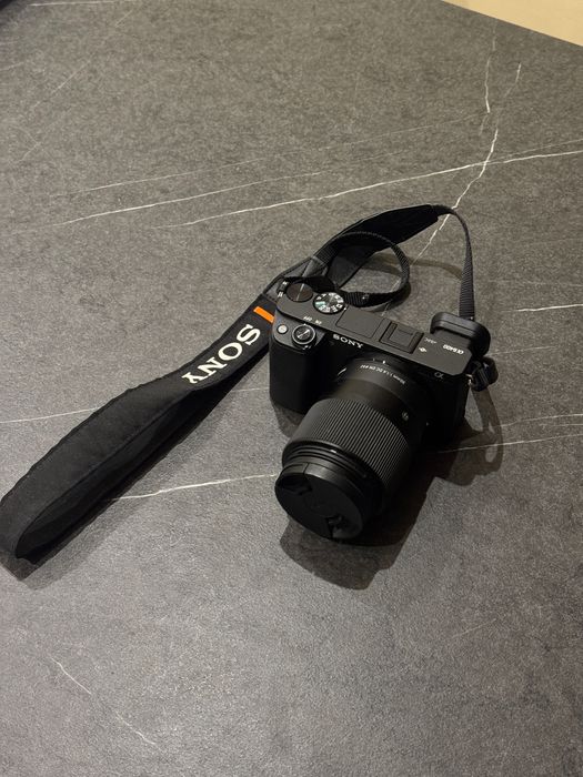 Sony a6400 + Sigma 30mm f/1.4 | Como Nova