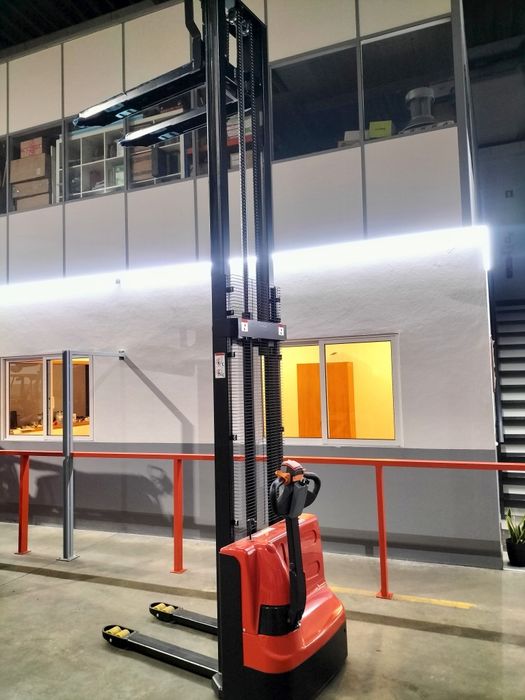 Novo Empilhador Porta Paletes Stacker 1500kg , elevação a 3,5 e a  4mt