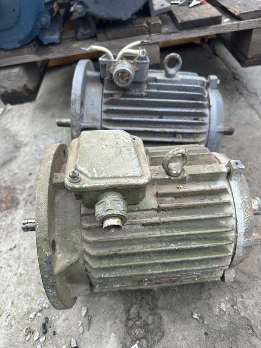 Продам электродвигатели 2.шт 2.2/1000 фл