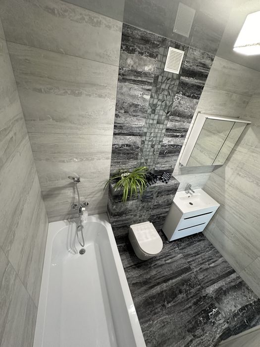 Продам сучасний котедж з гаражем і ремонтом