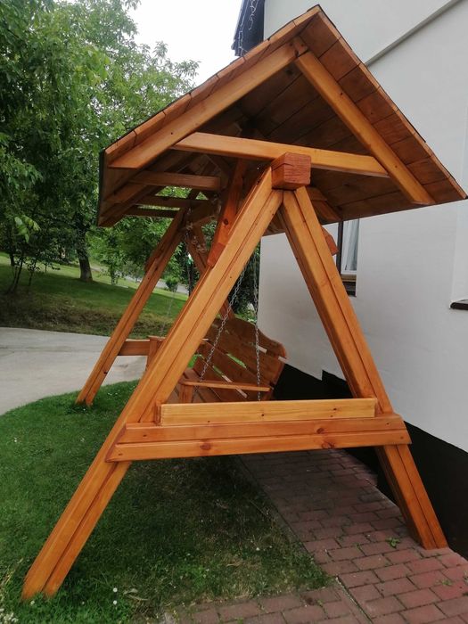 Huśtawka ogrodowa z dachem