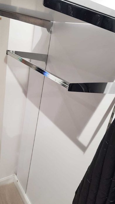 Meble do sklepu odzieżowego.