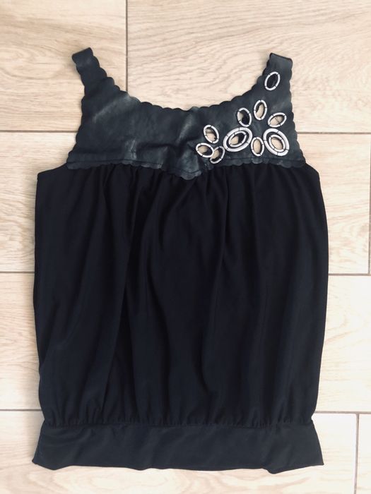 Czarna bluzka na ramiączkach z eko skórą Vintage