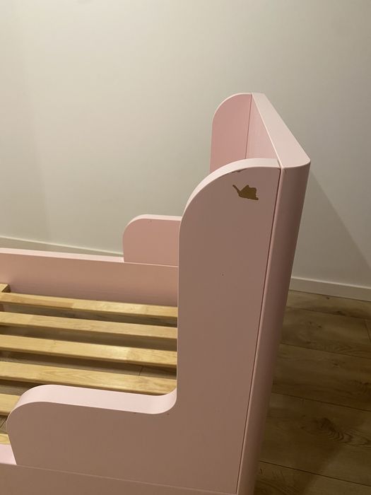 Łóżko dla dziewczynki.