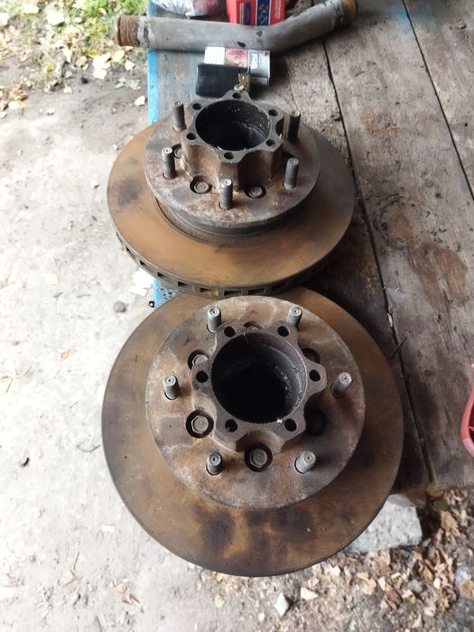 Передние тормозные диски со ступицами в сборе с Митсубиси Паджеро