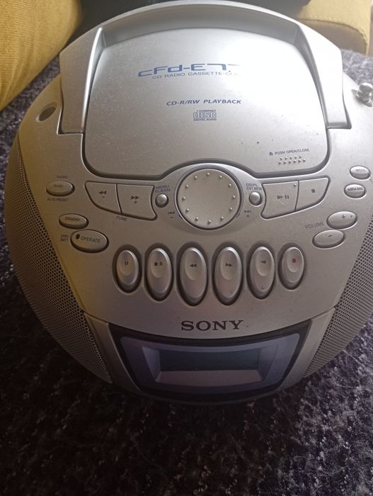 Продам магнитофон   SONY