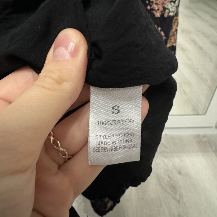 Sukienka czarna w kwiaty krótka z długim rękawem