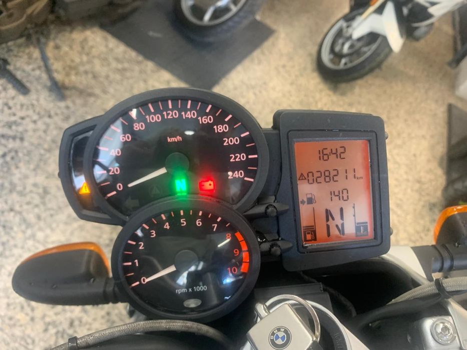 BMW R 1200 R em optimo estado. Nacional Histórico revisões na Marca. 28000 Kms