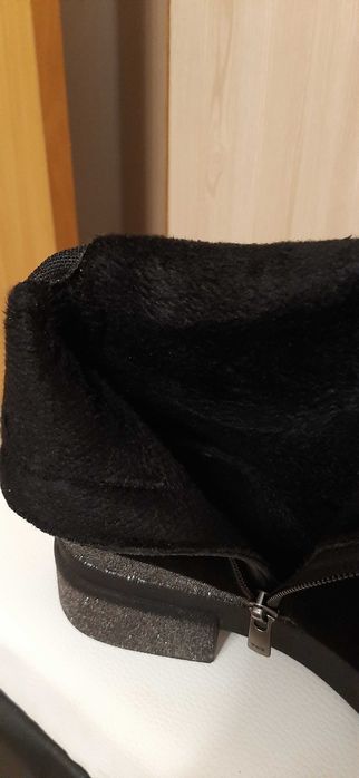 Продам  демисезонные  фирменные ботинки