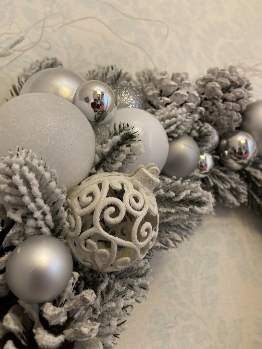 Большой 55 см хвойный венок на двери белый серебряный литой