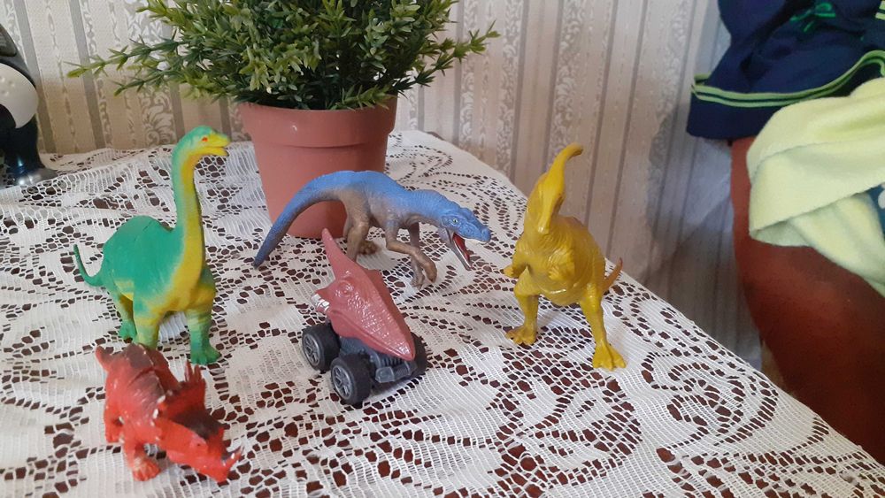 Іграшки для хлопчика машинки,динозаври