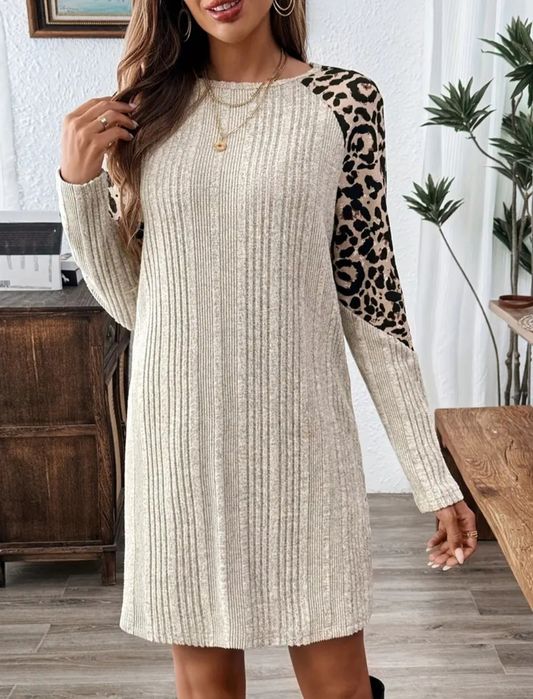 Плаття з круглим вирізом, довгим рукавом та вільним силуетом до колін