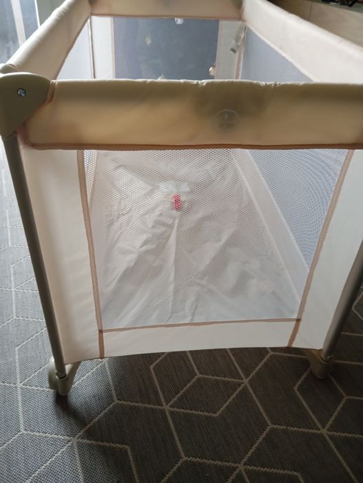 Berço de viagem com rodas