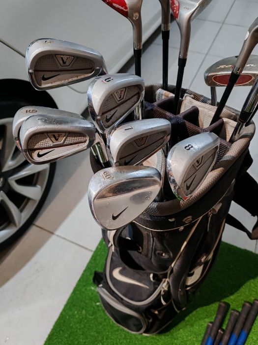 Conjunto completo de tacos de golf Nike.