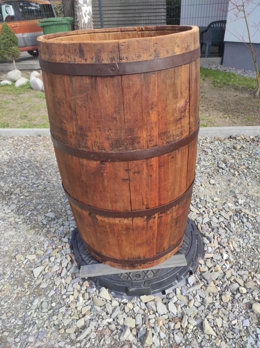 Stara beczka drewniana do ogrodu