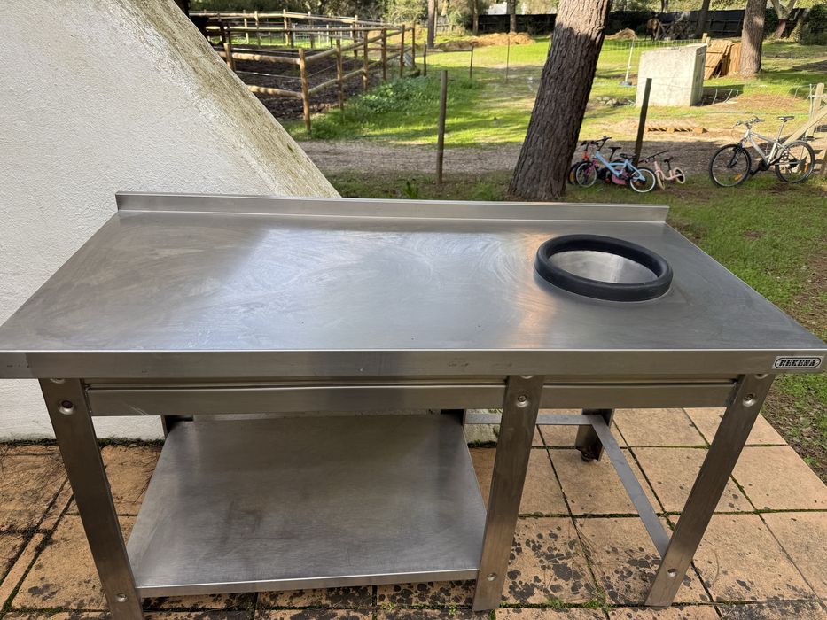 Mesa de inox em bom estado