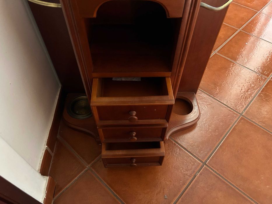 Móvel de entrada com espelho e gavetas