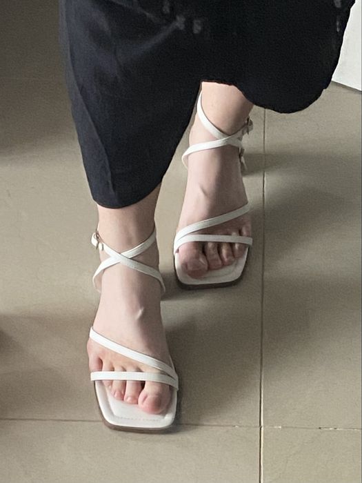 Białe sandałki na słupku 38